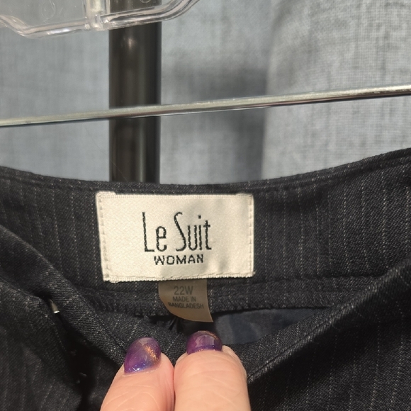Le Suit Dark Gray Pinstripe Pantsuit Excellent Condition Size 22 W - Picture 12 of 16